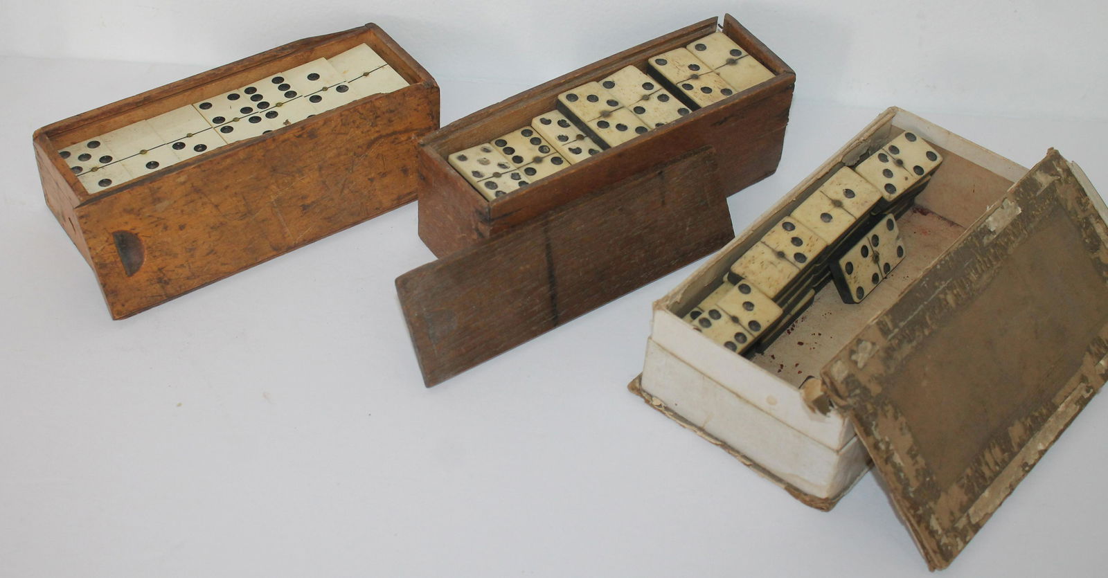 Lot of 2 sets of early Dominoes in wooden slide top boxes (1 of 4)