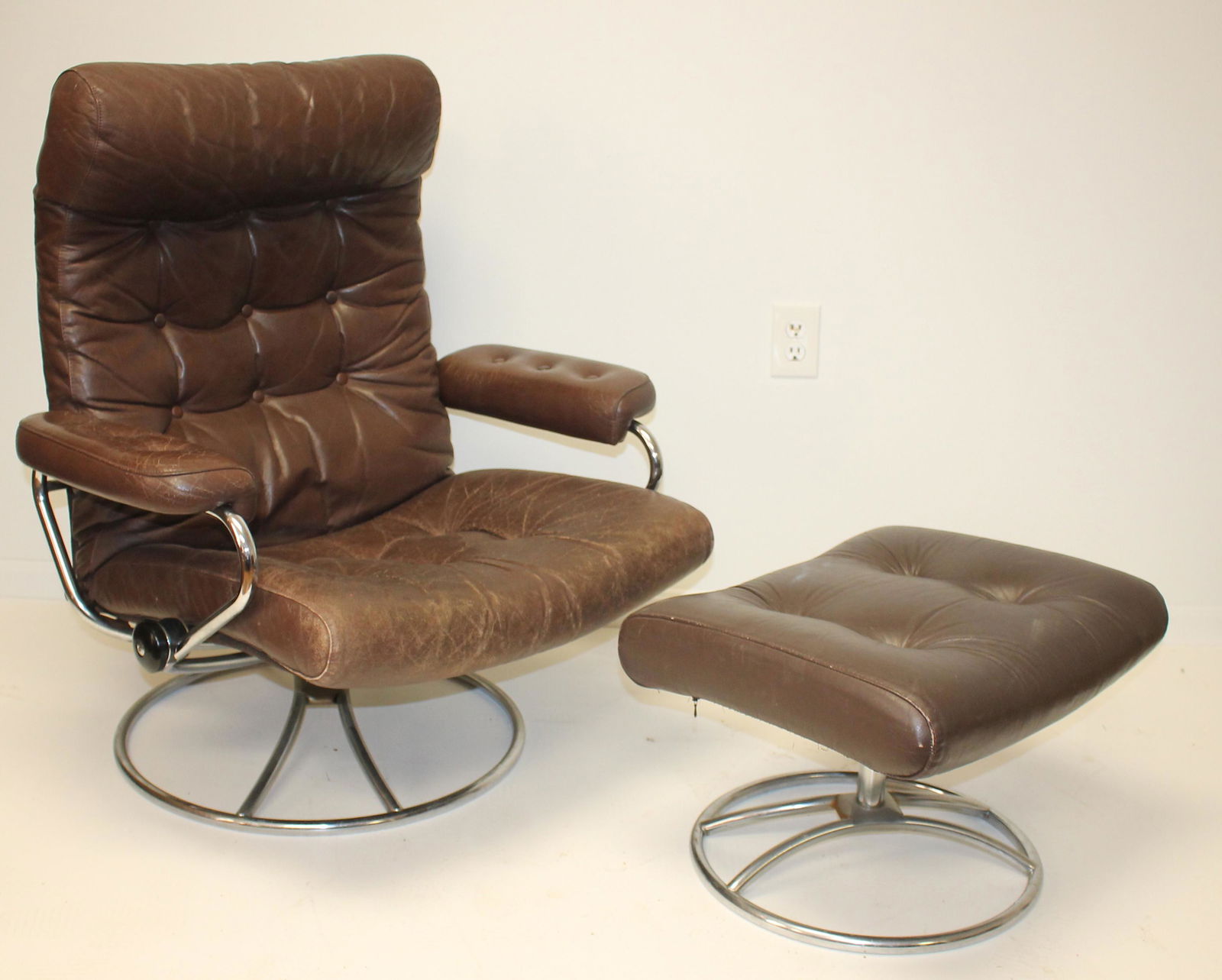 Mid-Century leather chair & ottoman by Ekornes ca 1960 (1 of 11)
