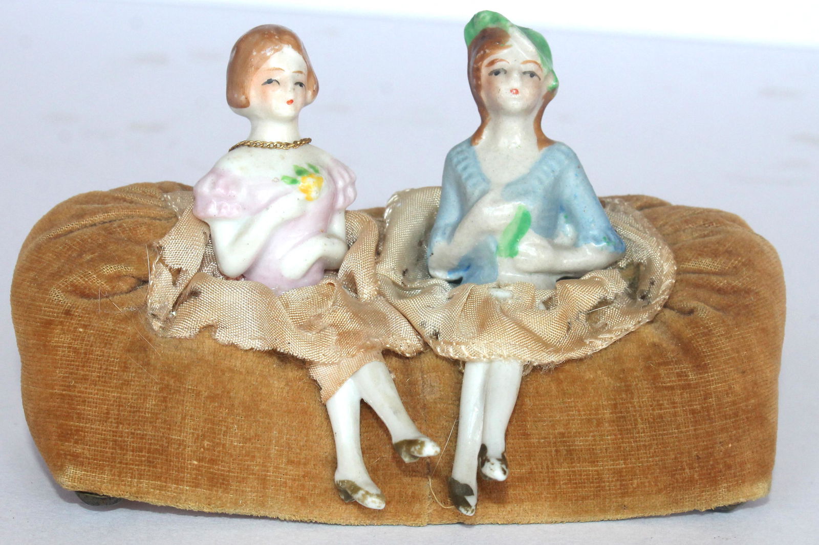 Antique velvet sofa form pin cushion w 2 china ladies seated on it - 6" long (1 of 3)
