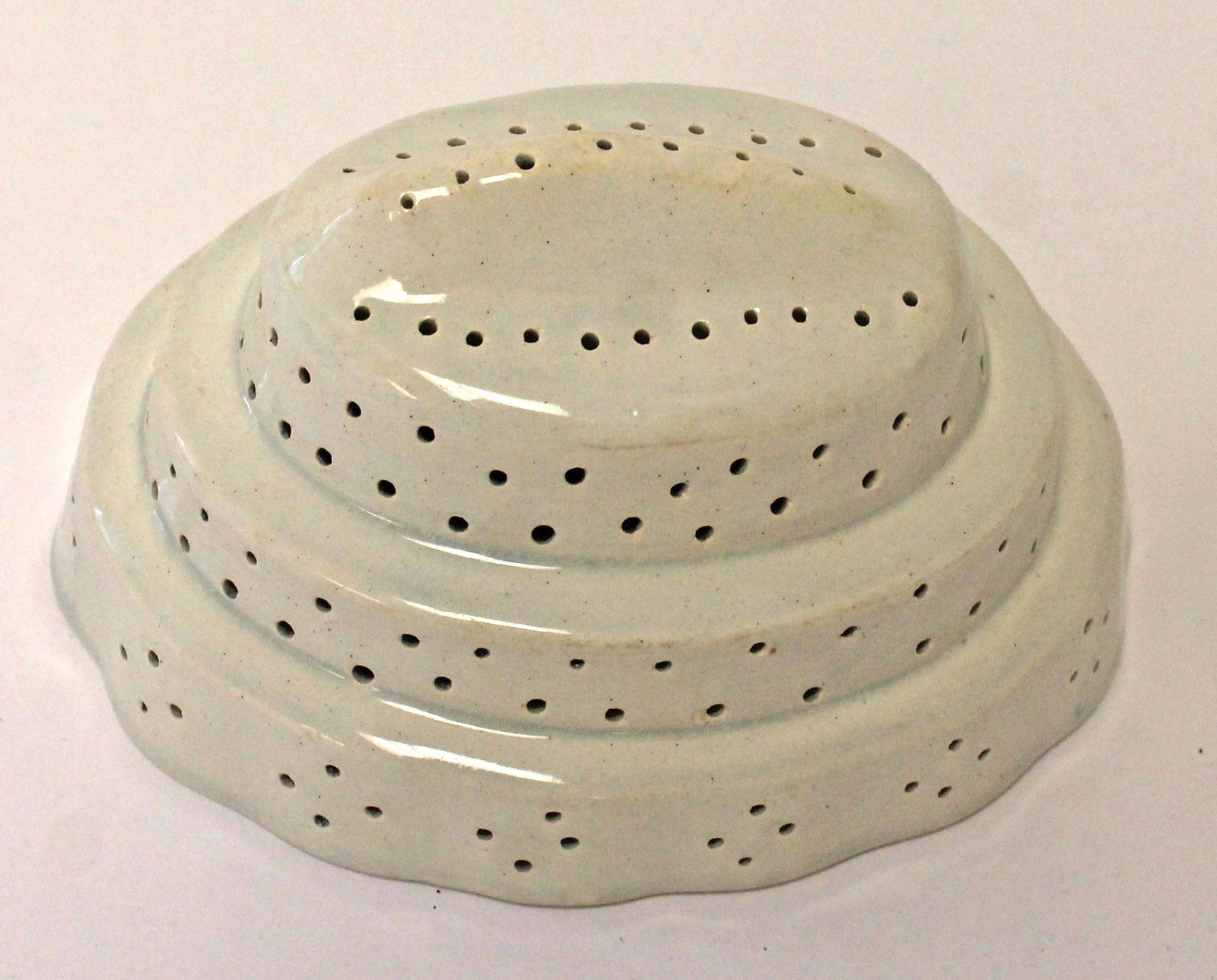 ca 1820 Pearlware food mold w fish decoration - 7": ca 1820 Pearlware food mold w fish decoration - 7"