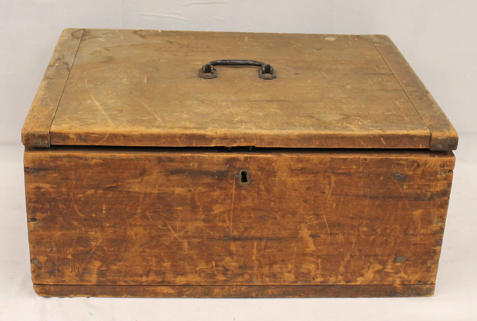Antique lift top wooden box w handle & lock in brown paint - 9 1/2" tall x 19 3/4" wide x 15 1/2": Antique lift top wooden box w handle & lock in brown paint - 9 1/2" tall x 19 3/4" wide x 15 1/2" deep