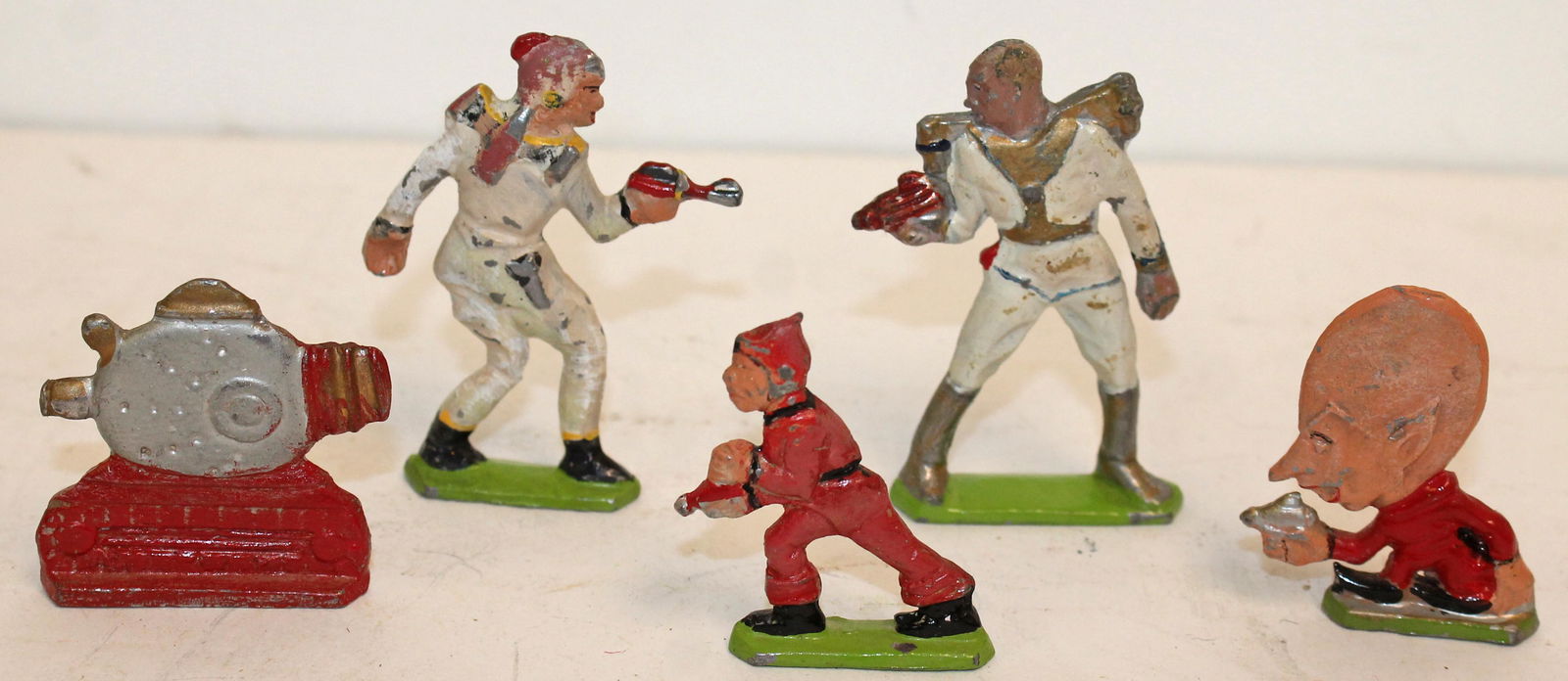 Set of 5 Manoil/Barclay lead space figures - 1 3/4" tall - 2 3/4" tall (1 of 4)