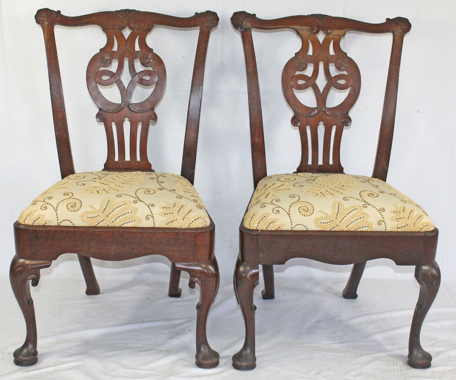 Pr of Chippendale dining chairs w shell carved back & cabriole legs ending on pad feet: Pr of Chippendale dining chairs w shell carved back & cabriole legs ending on pad feet