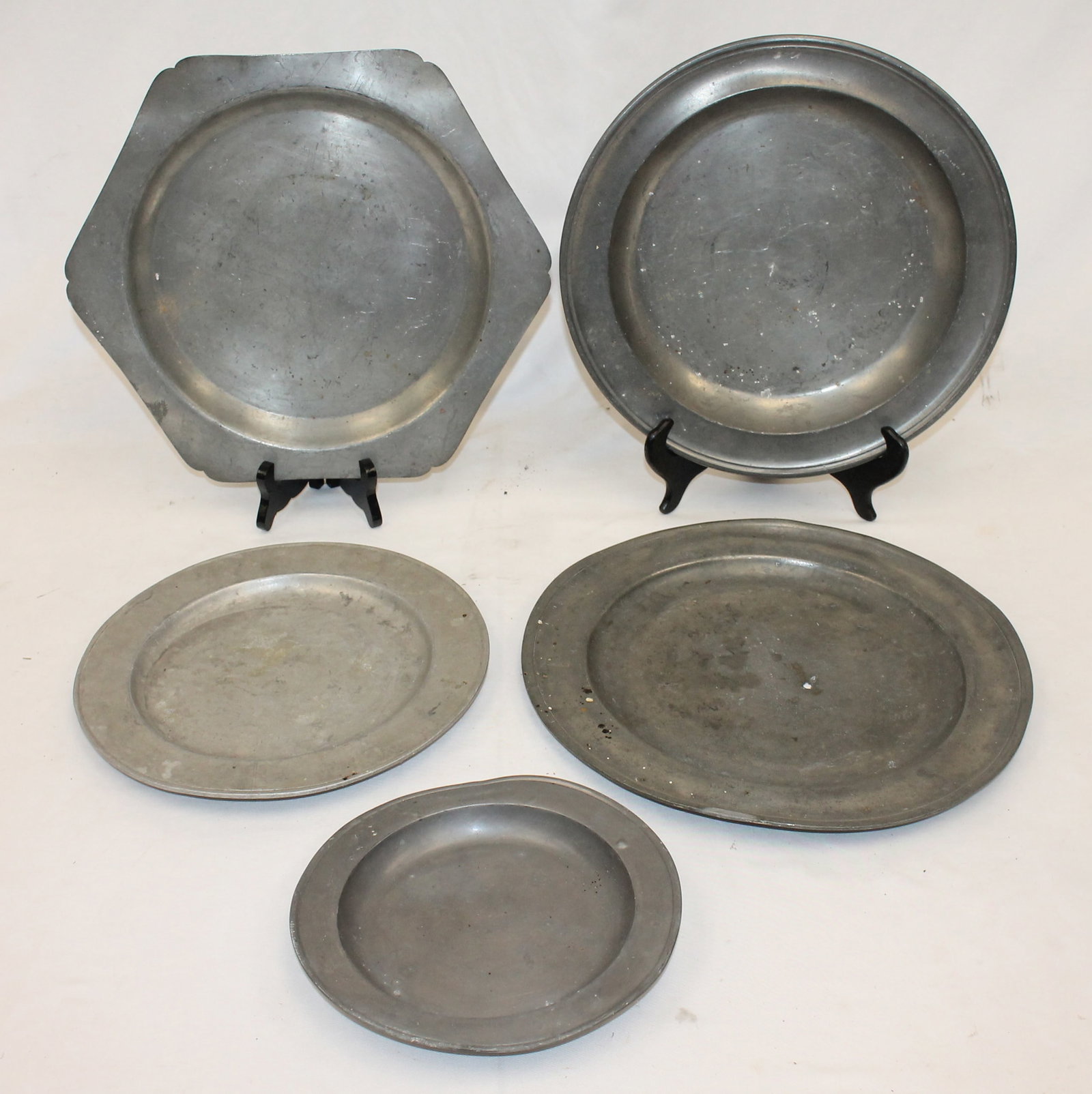 Lot of 5 antique pewter plates/chargers - 8 1/2", 11", 12 1/2", 13" & 13 1/2": Lot of 5 antique pewter plates/chargers - 8 1/2", 11", 12 1/2", 13" & 13 1/2"