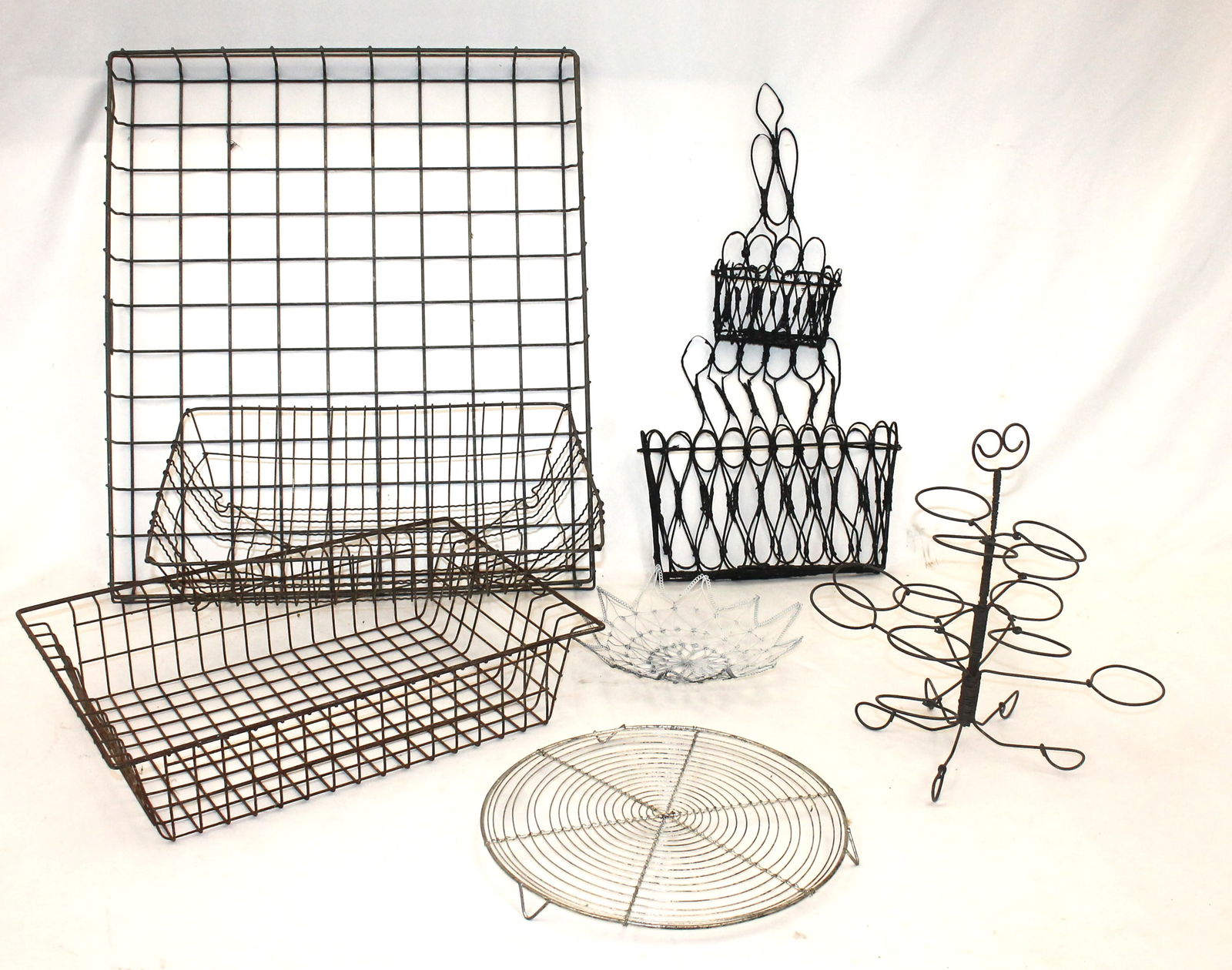 Large wire lot incl hanging letter rack, cupcake stand & trays in various sizes (1 of 8)