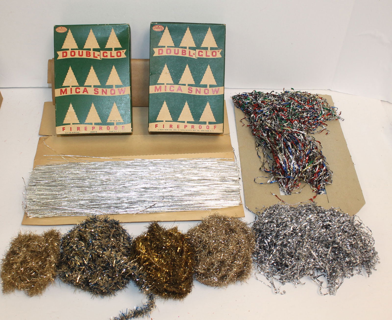 Vintage Christmas lot oncl 2 boxes of snow, 4 gold garland & 3 packages of icicles (1 of 7)