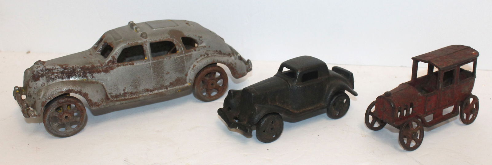 Lot of 3 cast iron cars probably Arcade - incl 8" gray painted taxi, 4 1/2" black coupe & 4" red (1 of 7)