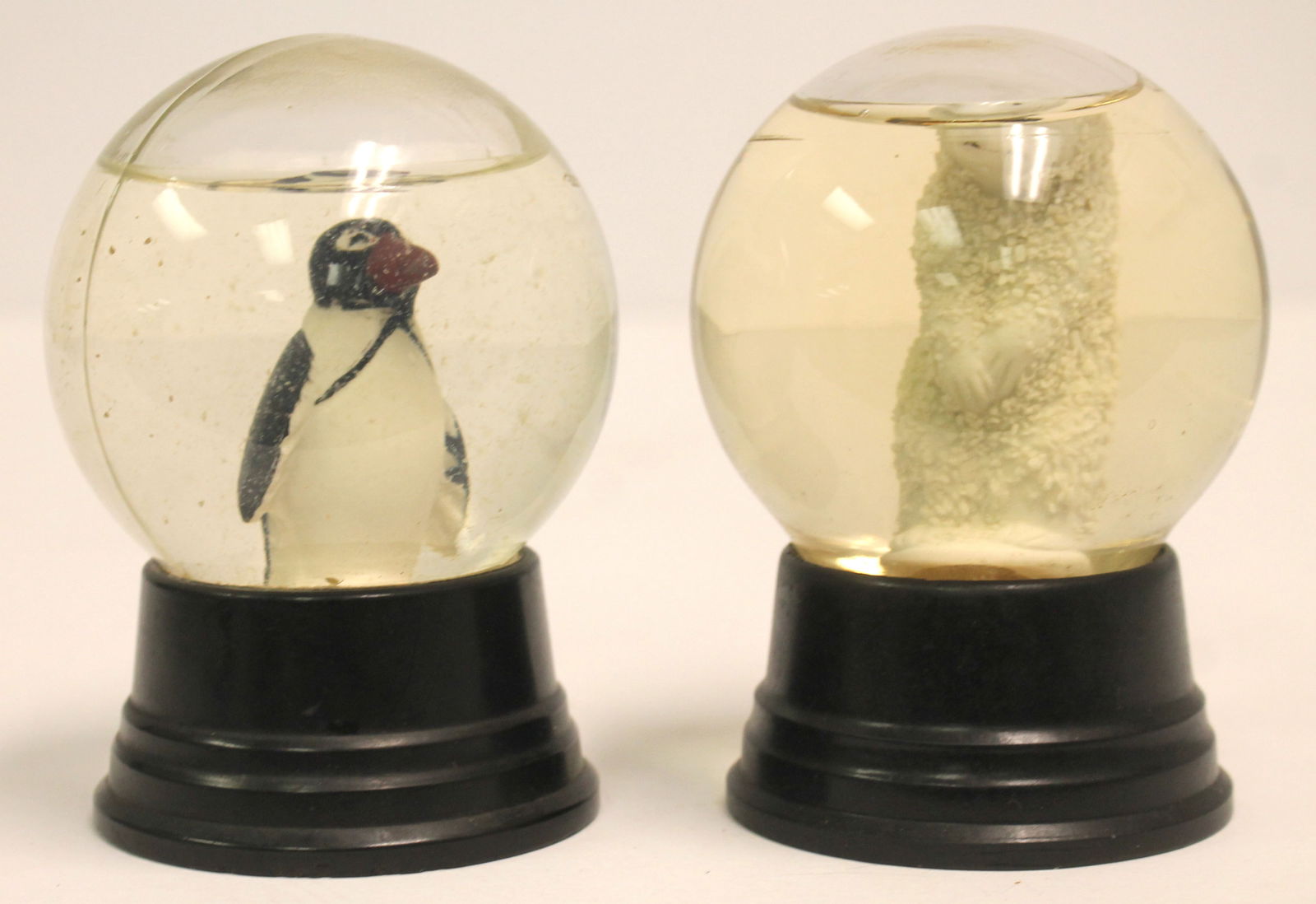 Lot of 2 vintage glass snow globes - Penguin & Polar Bear - Approx 4" tall (1 of 8)