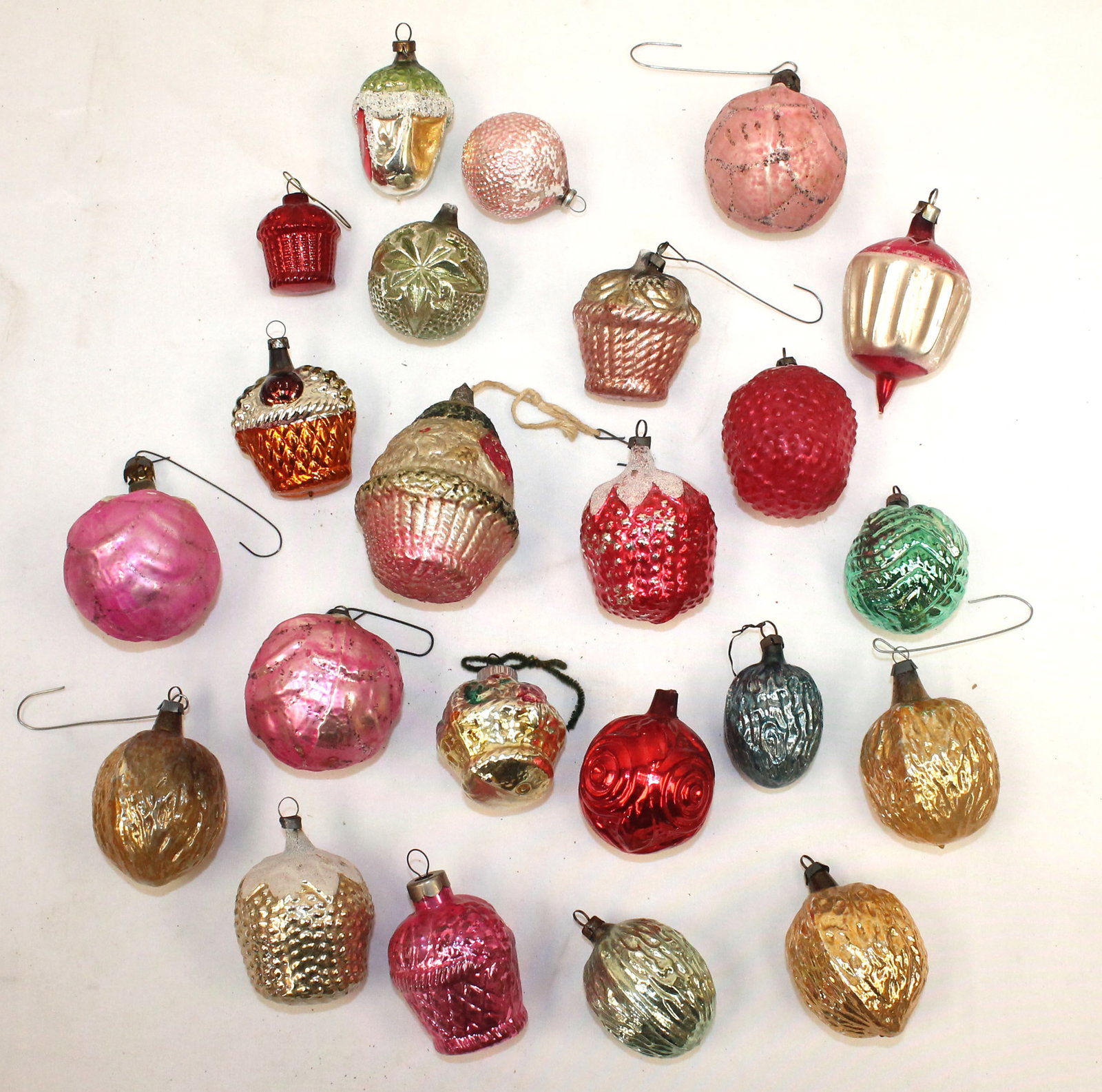 Lot of vintage glass Christmas ornaments: Lot of vintage glass Christmas ornaments