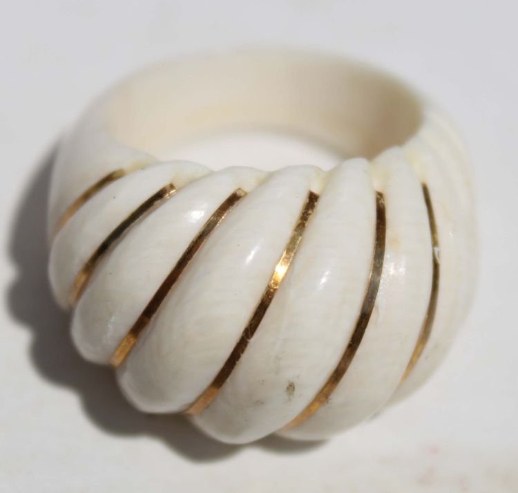 4 Chinese carved ivory rings: 4 Chinese carved ivory rings