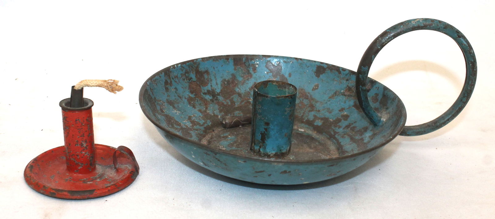 Lot of 2 pcs of painted tin lighting incl chamber stick in blue paint 3" tall x 5 3/4" diam & mini: Lot of 2 pcs of painted tin lighting incl chamber stick in blue paint 3" tall x 5 3/4" diam & mini whale oil lamp in red paint - 2" tall