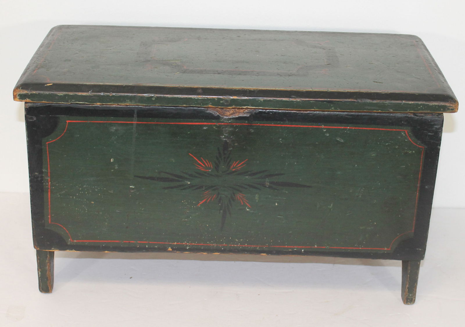Antique paint dec lift top box in green w red & black decoration & 1/2 moon cut out sides - 10 1/2" (1 of 8)