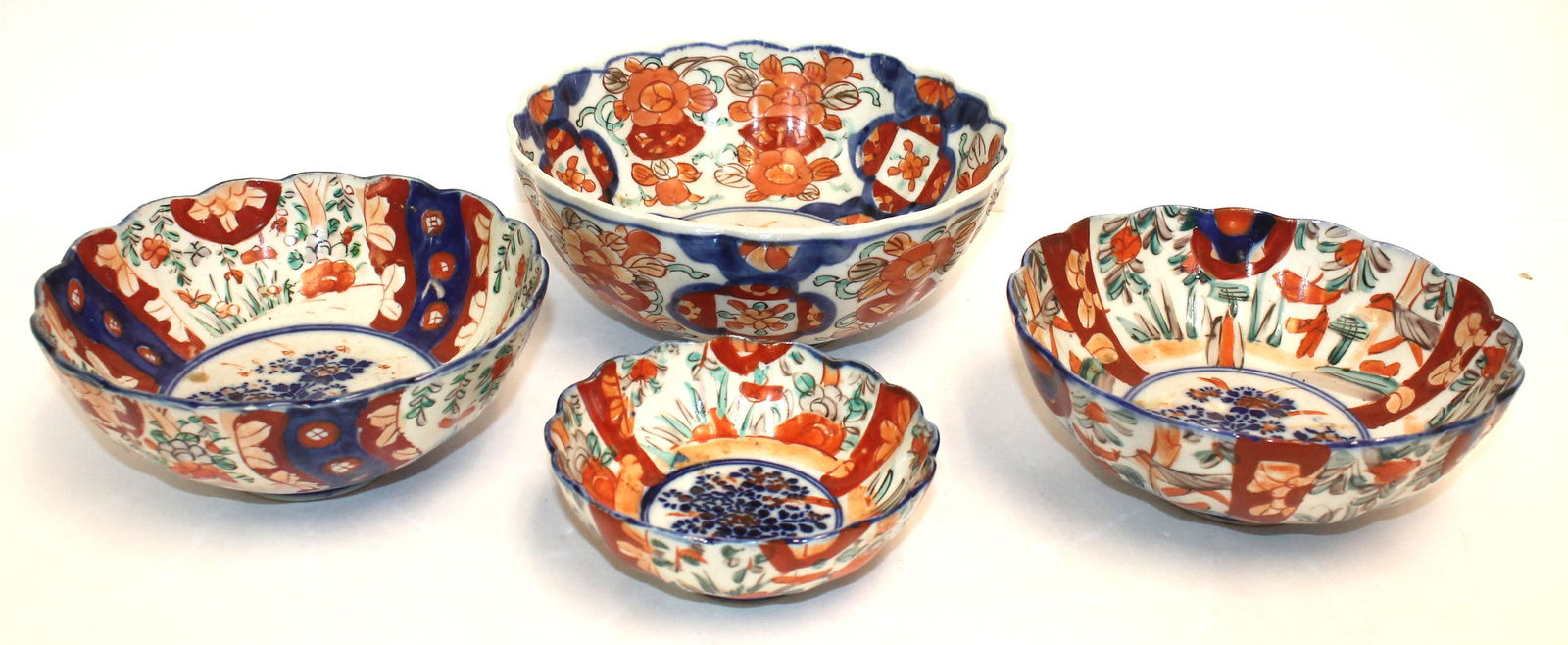 Lot of 4 polychrome dec Imari bowls - 5 1/4", 7 1/4" (2) & 8 1/2" diam: Lot of 4 polychrome dec Imari bowls - 5 1/4", 7 1/4" (2) & 8 1/2" diam