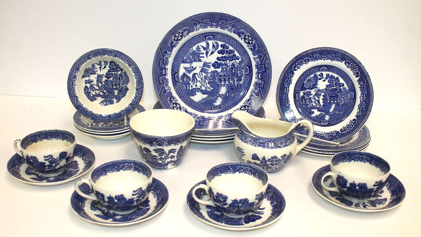 Set of 18 pcs Blue Willow Wood & Sons England partial china service w 4 dinner plates, 4 lunch (1 of 7)