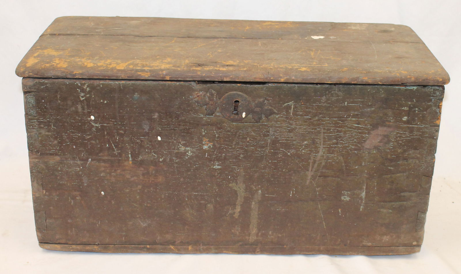 Late 17th/early 18thC Essex County, MA lift top box w great front escutcheon - 12" tall x 25 1/2" (1 of 10)