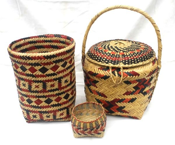 lot of 3 very vibrant colored woven Native Americ: lot of 3 very vibrant colored woven Native American baskets attrib to the Chitamacha tribe of Louisiana