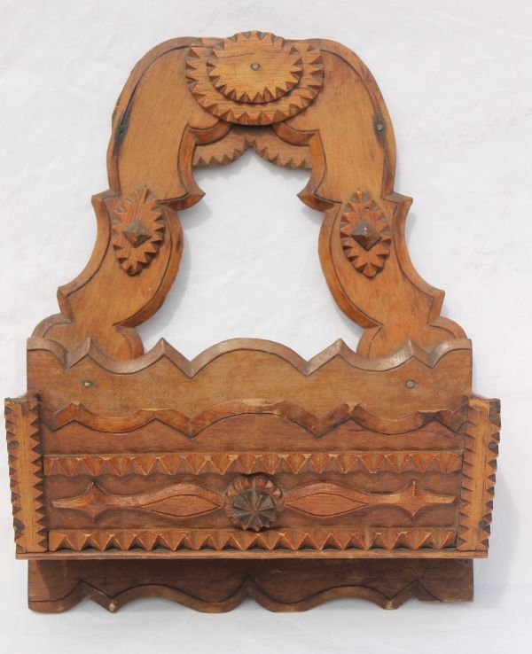 rare antique Tramp Art wall box - 10" tall x 8" wi: rare antique Tramp Art wall box - 10" tall x 8" wide