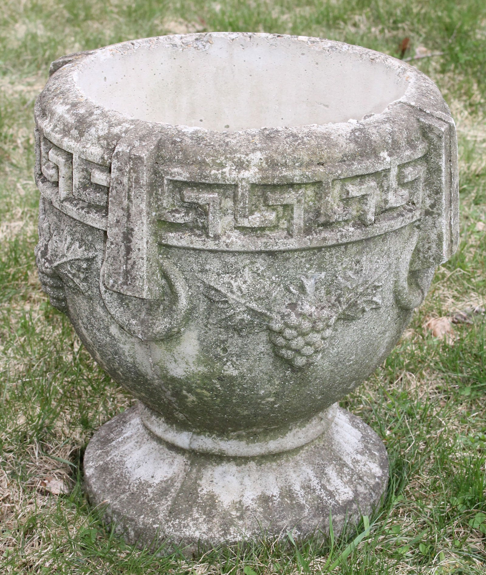 Cement garden planter (1 of 5)