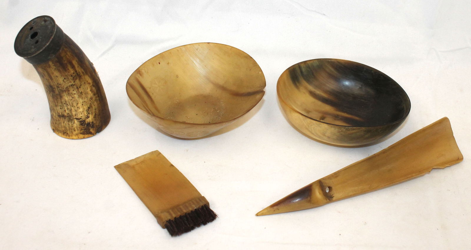 Lot of horn incl 2 bowls powder horn, shoe horn & mini brush (1 of 7)
