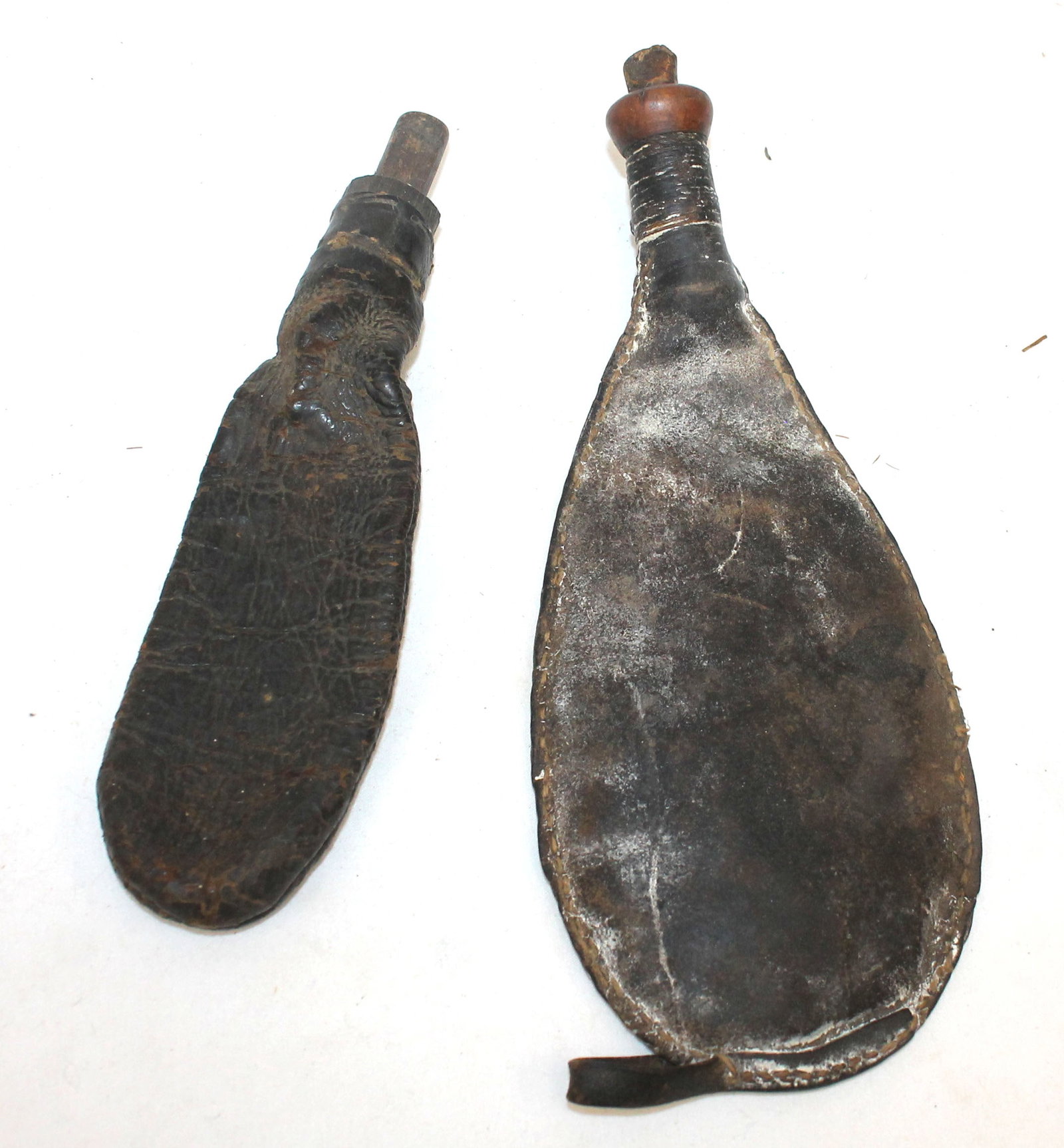Lot of 2 leather shot pouches -: Lot of 2 leather shot pouches -