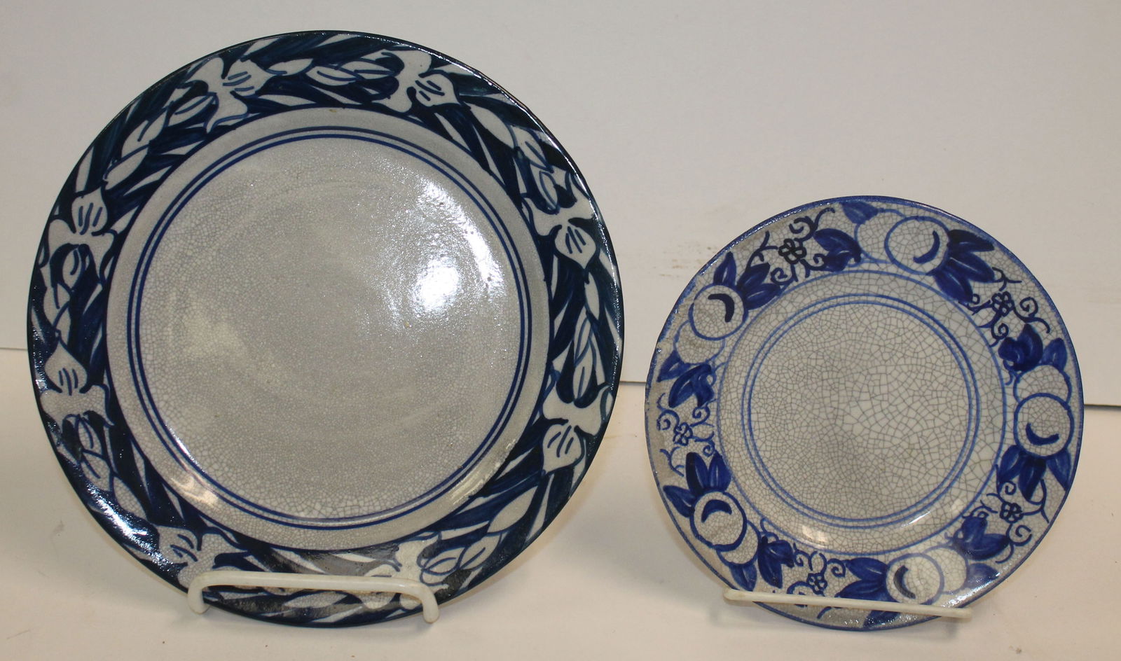 Lot of 2 Dedham Pottery plates incl 8 1/2" Iris patter & 6" Horse Chestnut pattern - both w post (1 of 15)