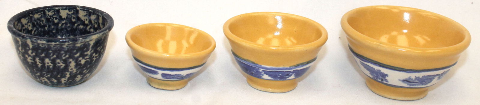 Miniature lot of 4 pcs incl 3 yellowware bowls plus a spatterware bowl - 1 3/4" diam - 2 1/2" diam (1 of 8)