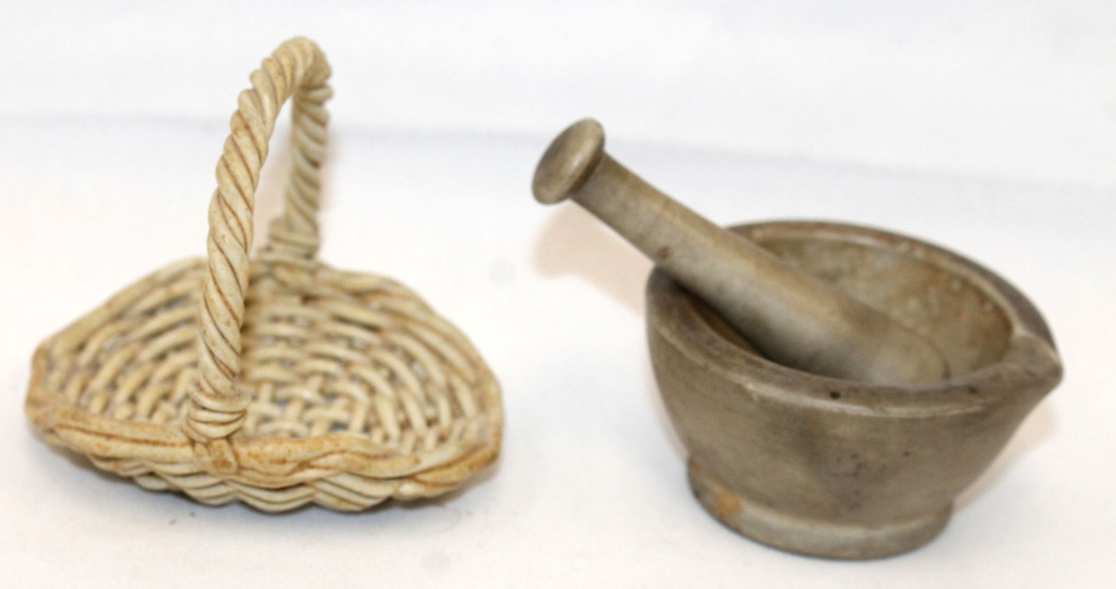 Miniature lot incl stone mortar & pestle & a basket - 2 1/4" diam mortar & 2 1/2" basket (1 of 5)