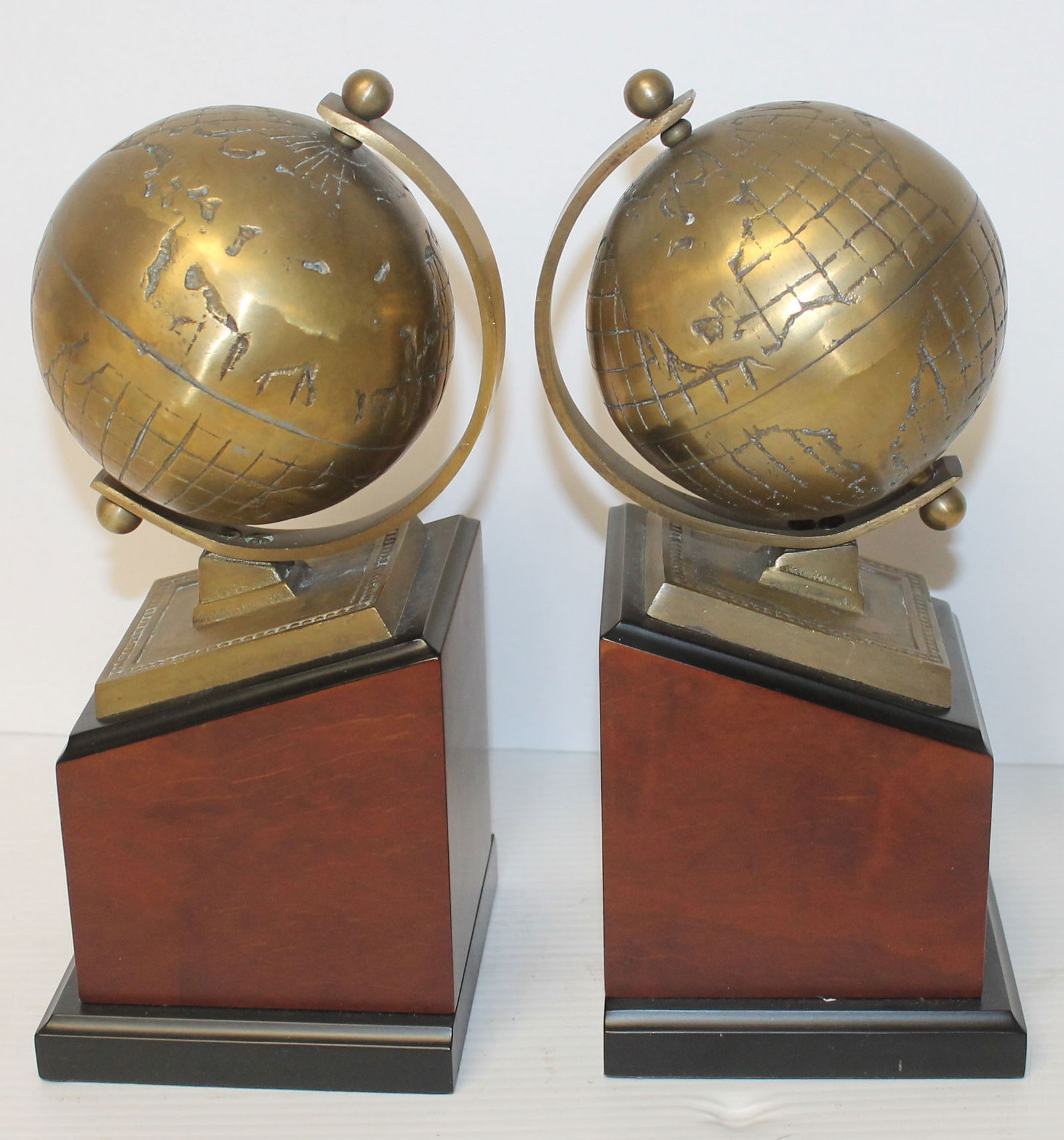 Pr of vintage brass Globe bookends on wooden base (1 of 7)