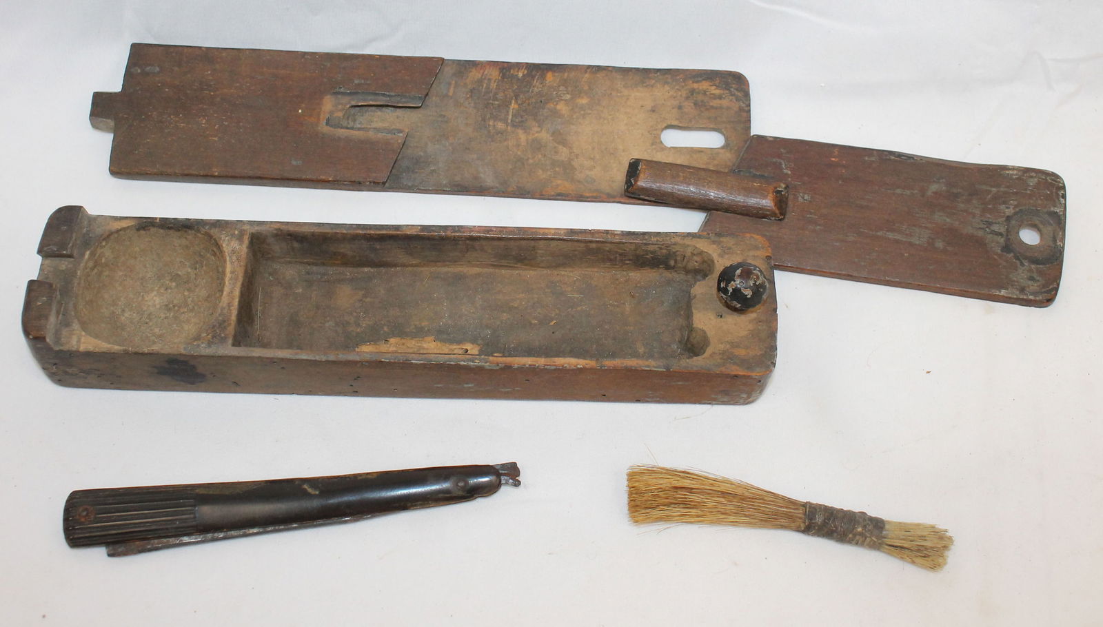 Antique wooden "Mystery" box shaving kit w straight edge razor & brush - 9 1/2" long x 2" (1 of 4)
