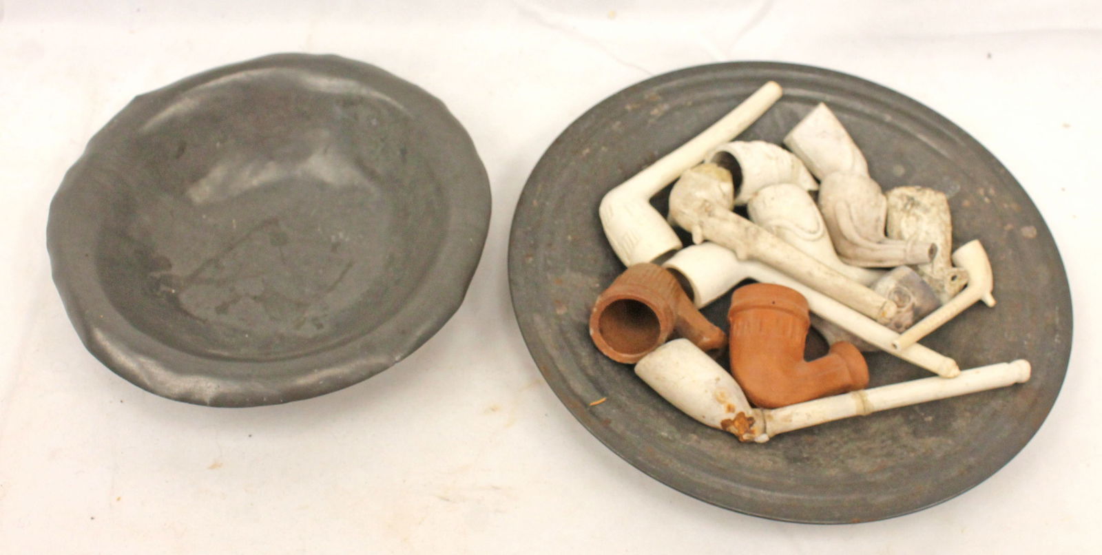 Lot of 2 small plate/bowl - 1 pewter filled with small clay pipes plus a tin plate - (1 of 6)