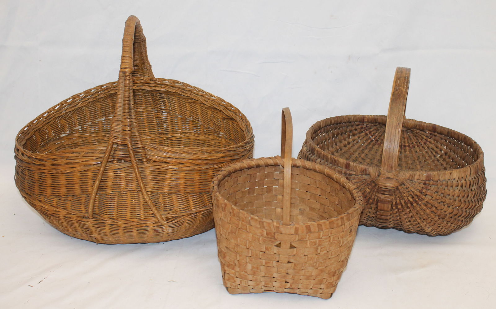 Lot of 3 fixed handled baskets incl 10" tall melon basket, 10" tall berry & 14" tall x 15 1/2" (1 of 6)