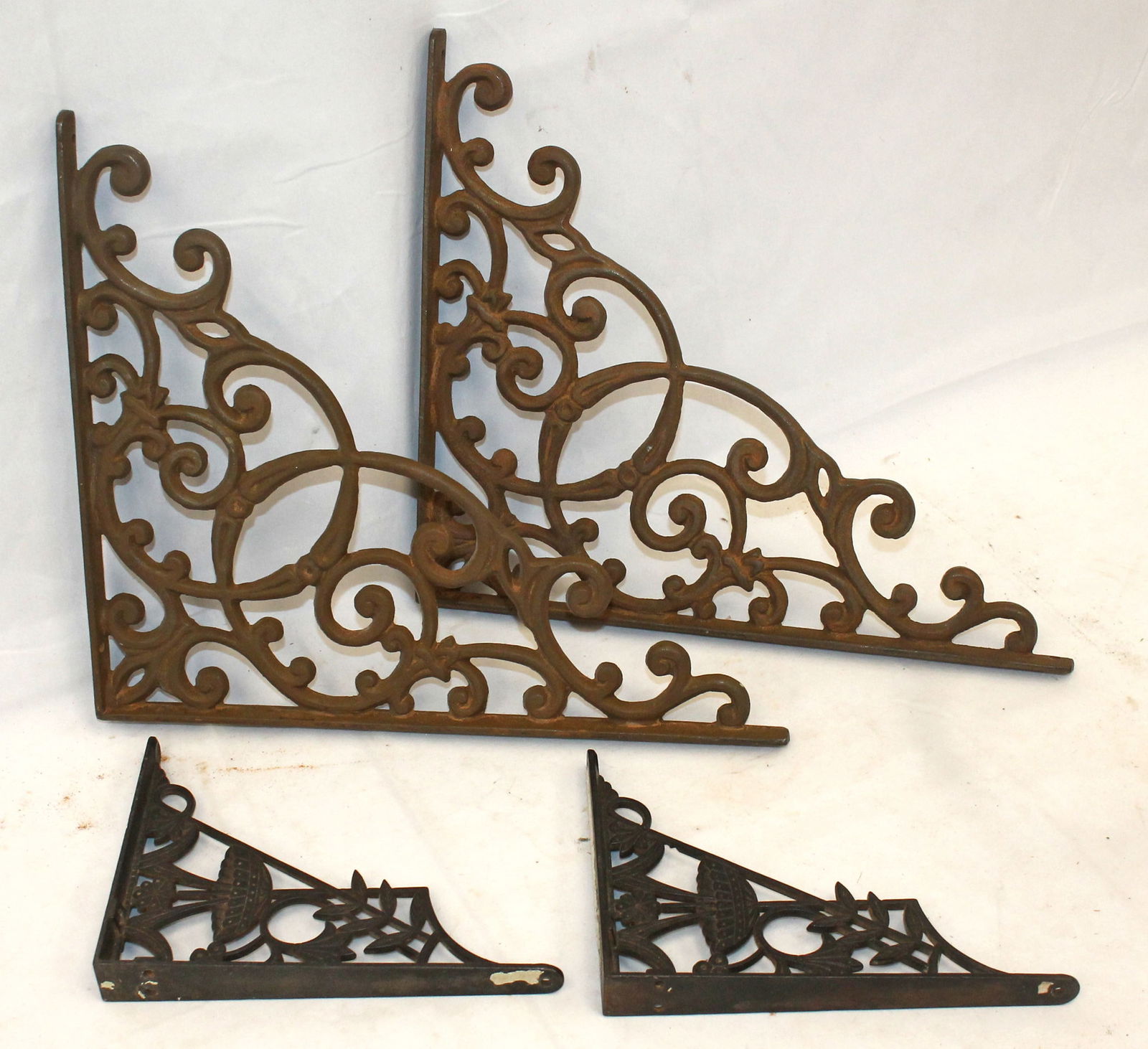 Lot of 2 pairs of iron brackets incl a small antique pair in black & a larger pair antique style: Lot of 2 pairs of iron brackets incl a small antique pair in black & a larger pair antique style
