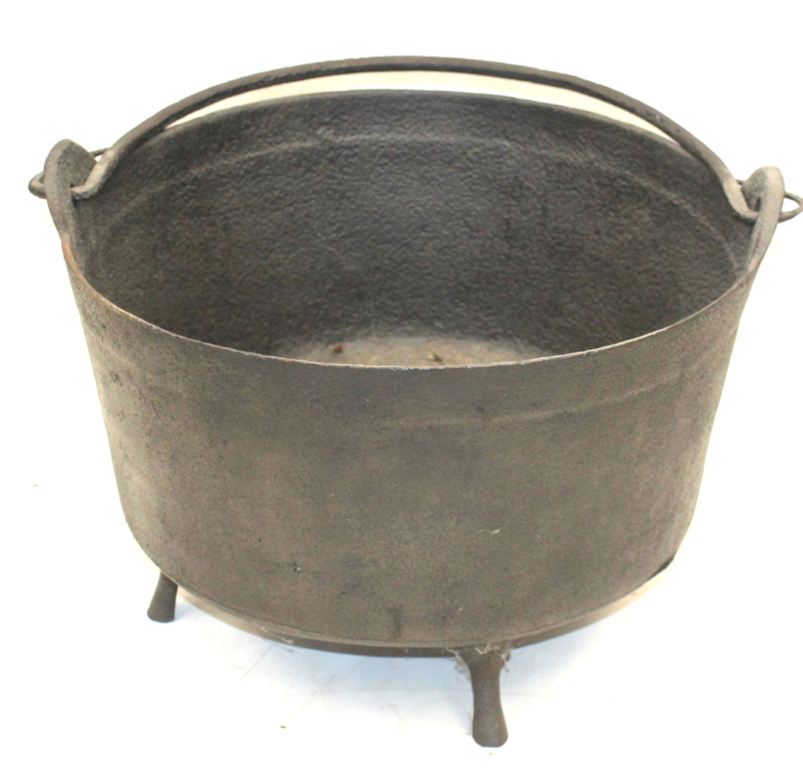 Large antique cast iron kettle w bail handle (1 of 6)