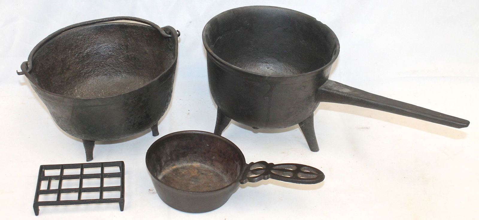 Lot of 4 pcs of cast iron cookware incl antique bail handled kettle & long handled spider plus newer (1 of 7)