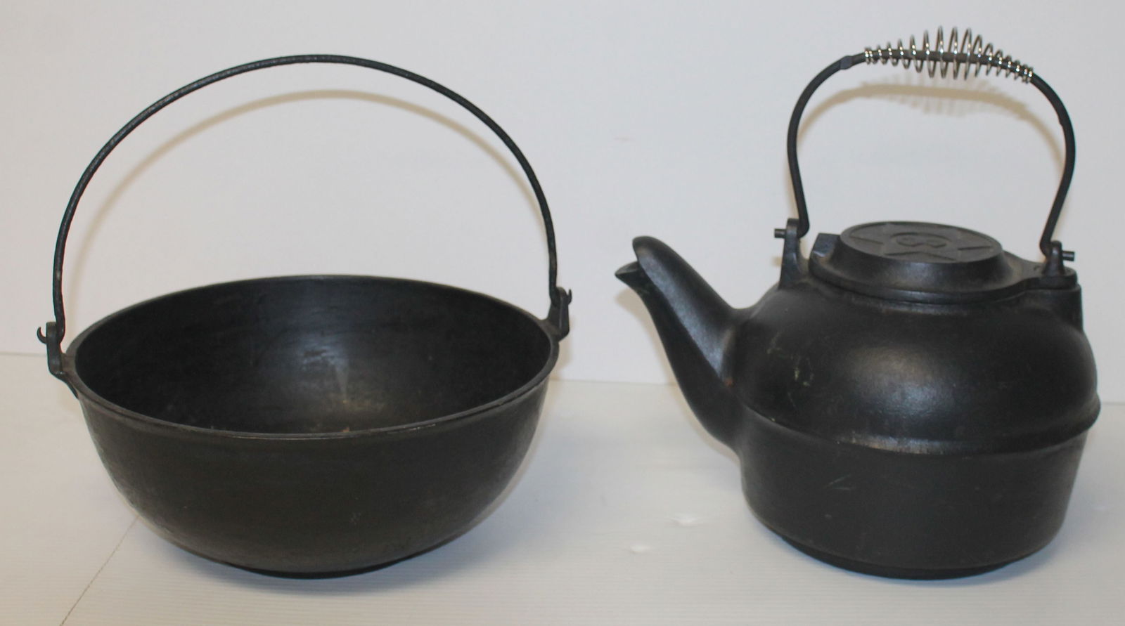 Lot of 2 cast iron items incl 7" tall kettle & bail handled 11" diam pot (1 of 7)