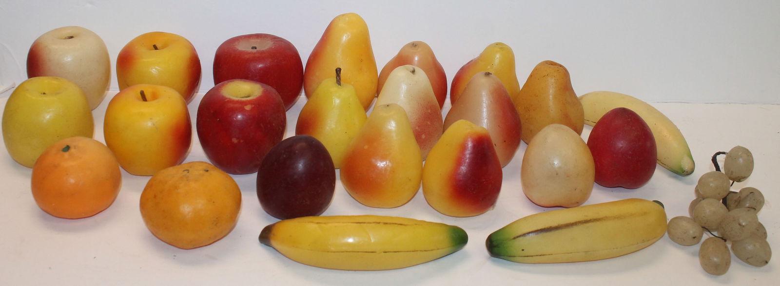 Lot of vintage/antique wax fruit: Lot of vintage/antique wax fruit