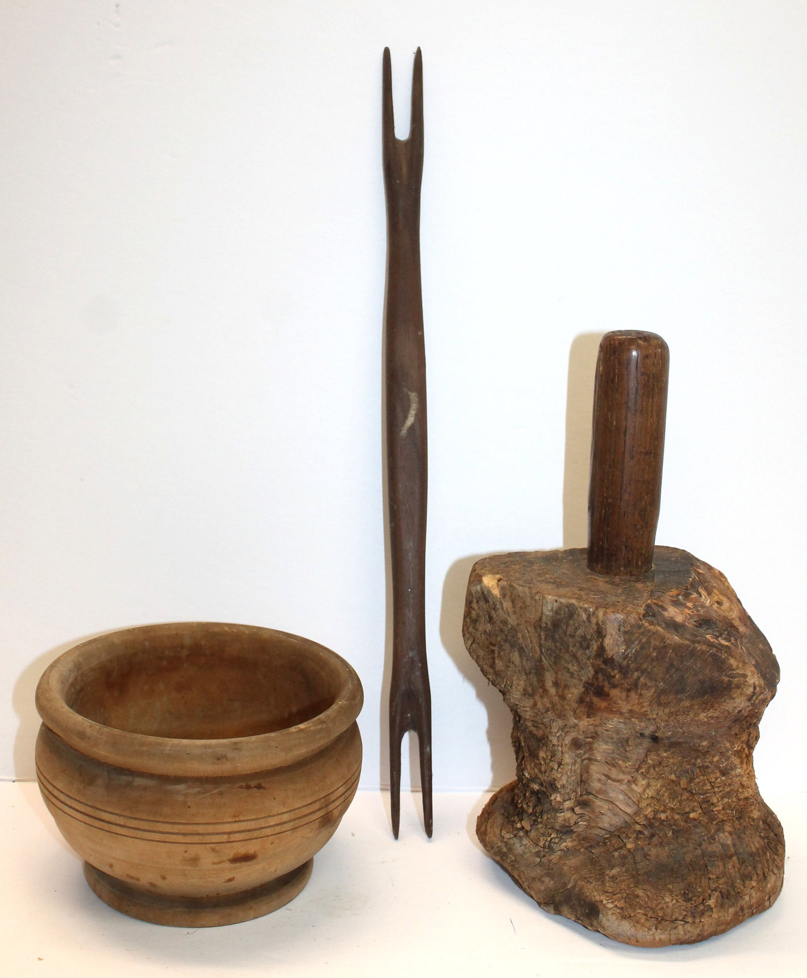 Lot of antique treen incl mallet, fork & bowl: Lot of antique treen incl mallet, fork & bowl