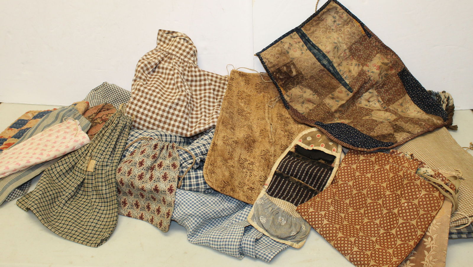Large lot of antique & vintage textiles incl ditty bags, pockets, wonderful hand stitched apron, pot (1 of 10)