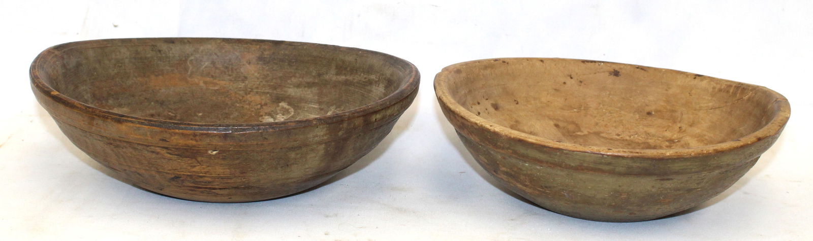 Lot of 2 antique round wooden bowls in green & traces of green paint - 8 1/4" & 9" diam (out of (1 of 6)