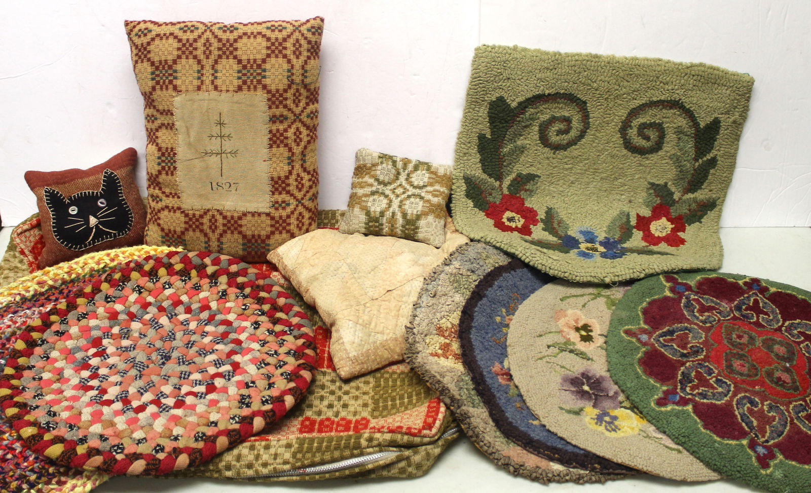 Textile lot incl table/chair mats incl hooked & braided plus small pillows & a pillow cover (1 of 12)