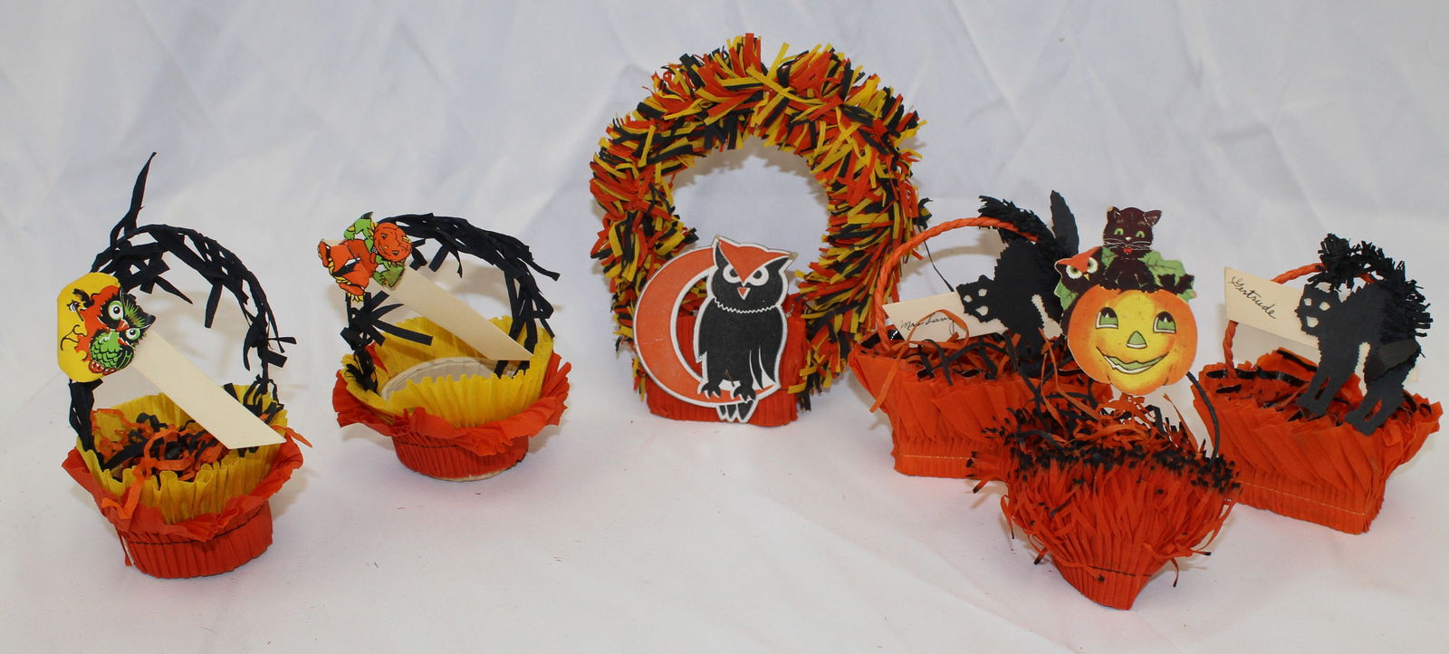 Lot of 6 vintage Halloween candy containers (1 of 5)