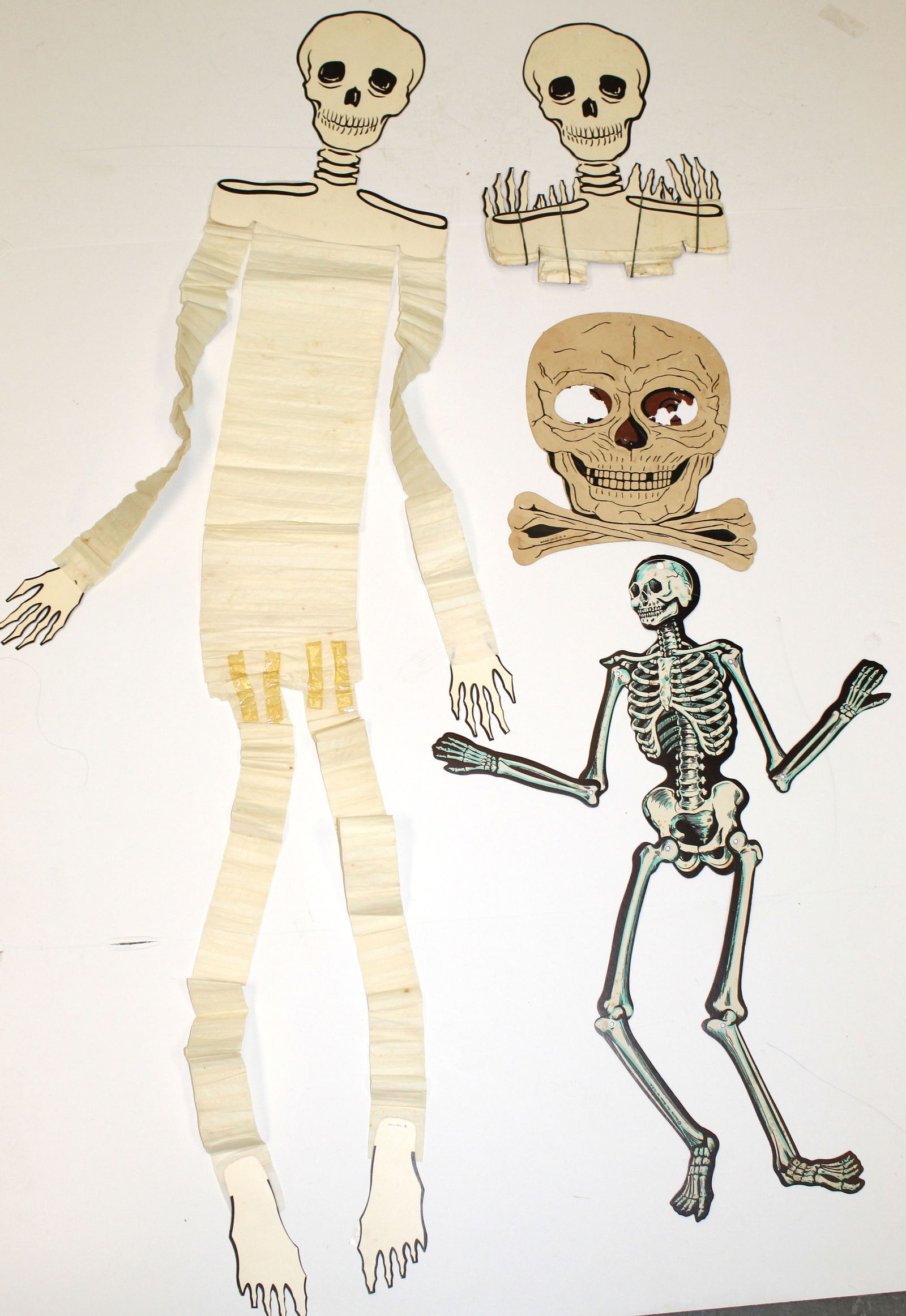 Lot of paper & cardboard skeleton motif Halloween decorations (1 of 6)