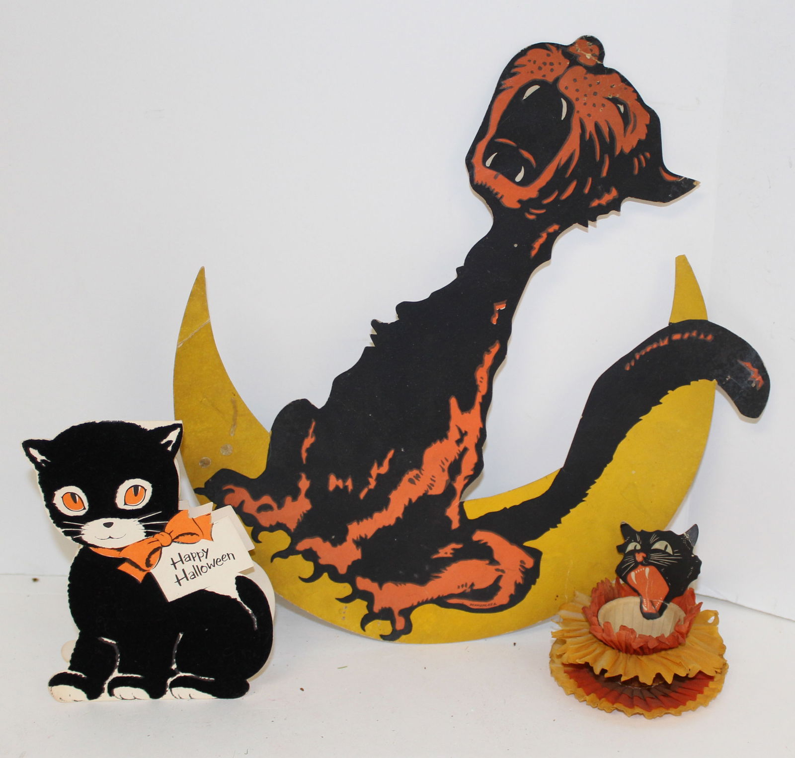 Lot of 2 Vintage Halloween cardboard decorations: Lot of 2 Vintage Halloween cardboard decorations