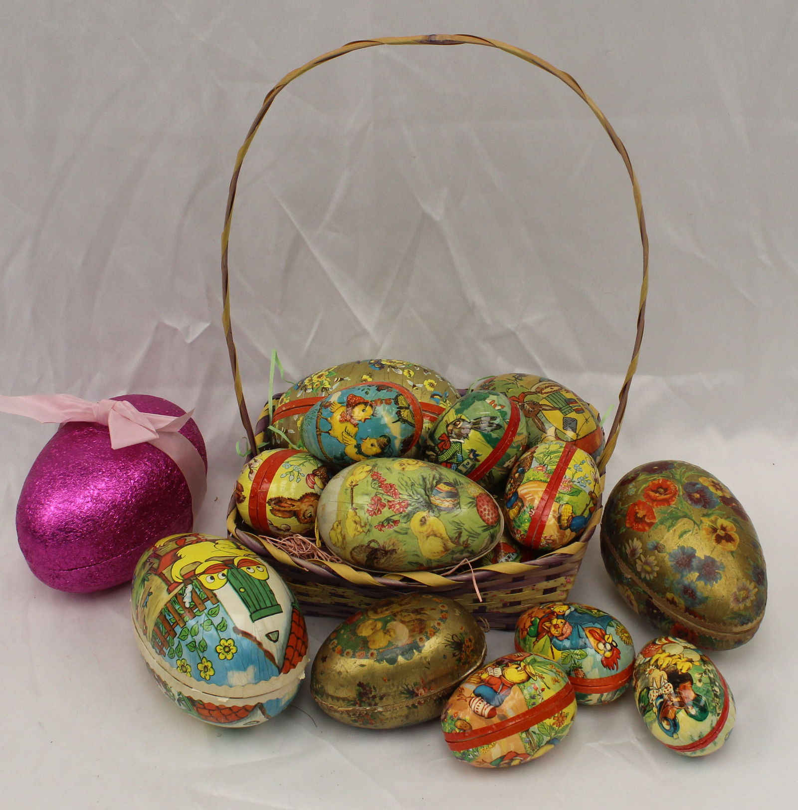 Large lot of vintage papier mache Easter egg candy containers (1 of 6)
