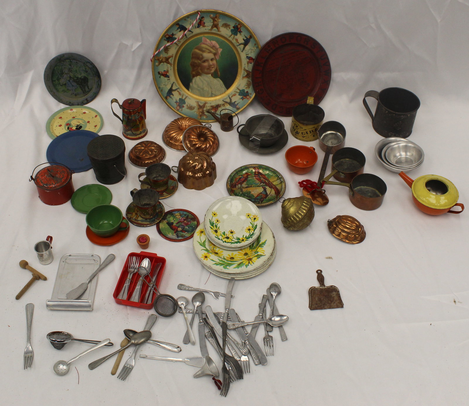 Large lot of dollhouse/child size tin kitchen items (1 of 15)