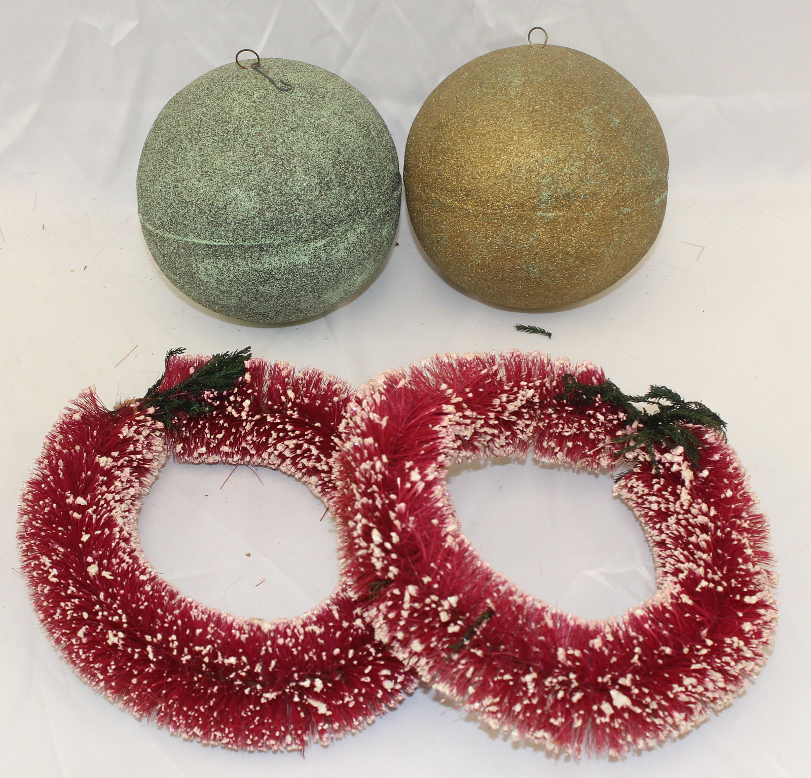 Christmas décor lot incl 2 red bottle brush wreaths & 2 large glitter balls (1 of 3)