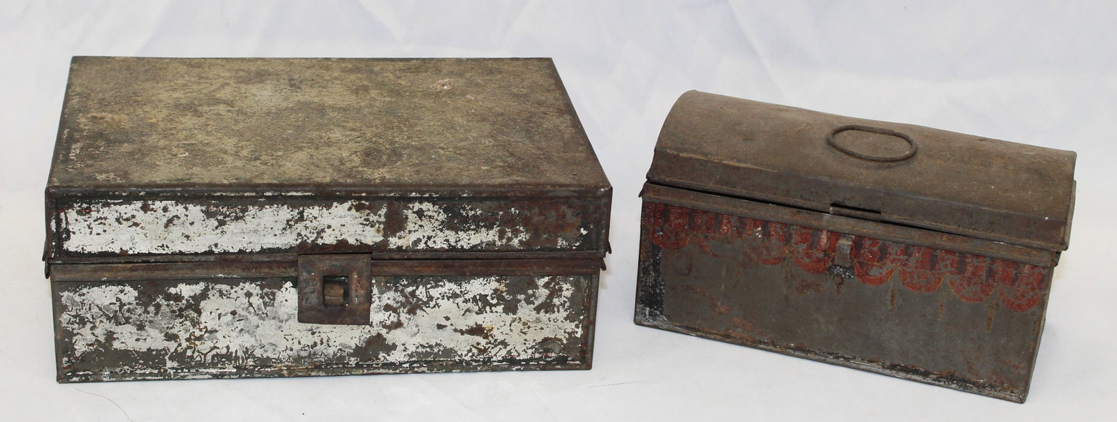 Lot of 2 toleware items incl dome top small box & spice chest w 6 tin interior: Lot of 2 toleware items incl dome top small box & spice chest w 6 tin interior