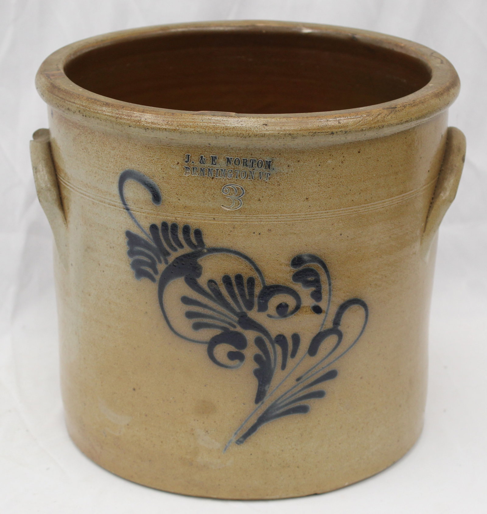 J&E Norton Bennington, VT Stoneware 3 gal stoneware crock w cobalt dec - 10" tall x 10 1/2" diam: J&E Norton Bennington, VT Stoneware 3 gal stoneware crock w cobalt dec - 10" tall x 10 1/2" diam