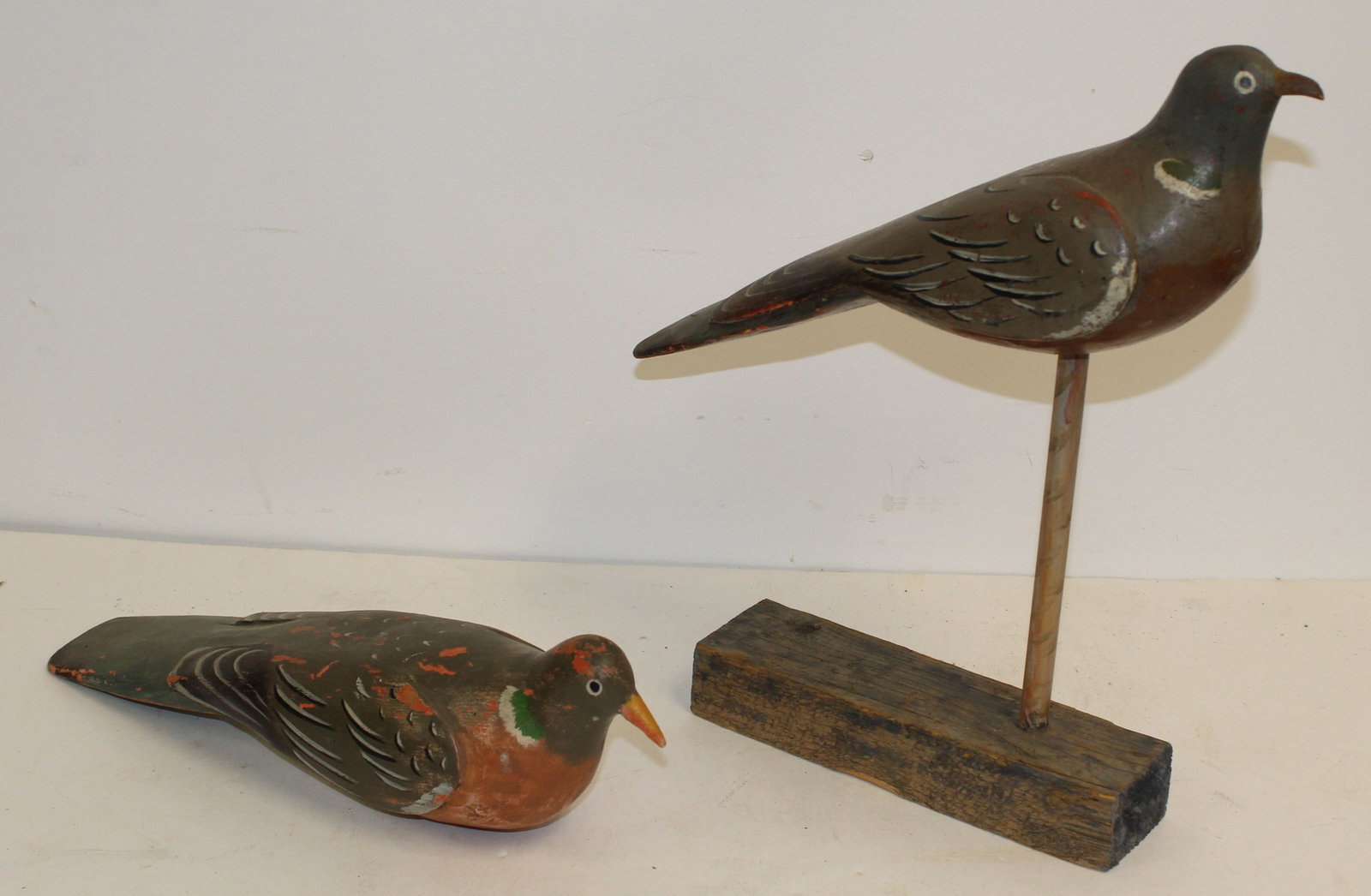 Lot of 2 carved wooden & painted pigeon decoys - one on stand - 5"x15" (14" incl stand) & 4"x15": Lot of 2 carved wooden & painted pigeon decoys - one on stand - 5"x15" (14" incl stand) & 4"x15"