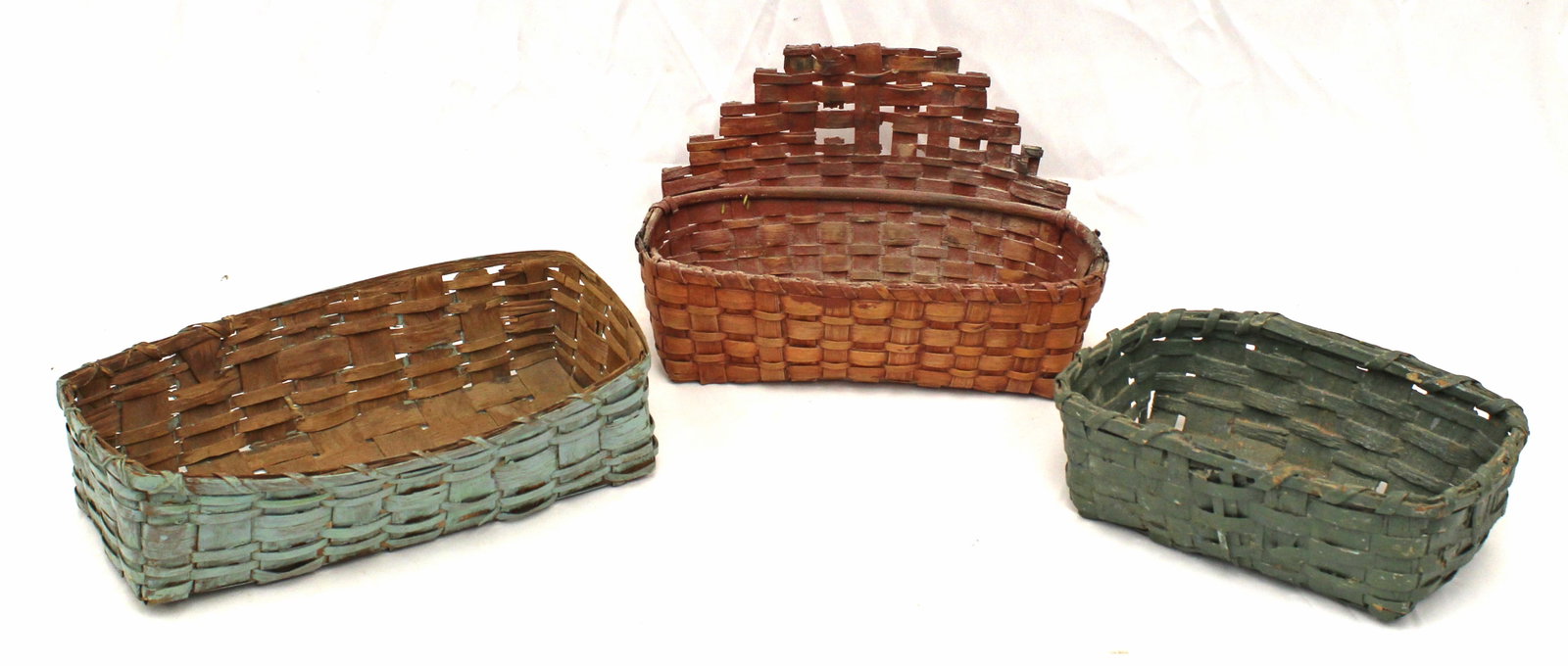 Lot of 3 antique painted small baskets incl 1 wall hanging weaver's - 3"x9"x6" green - 3"x11"5" blue: Lot of 3 antique painted small baskets incl 1 wall hanging weaver's - 3"x9"x6" green - 3"x11"5" blue & 6"x10"x4" weaver's
